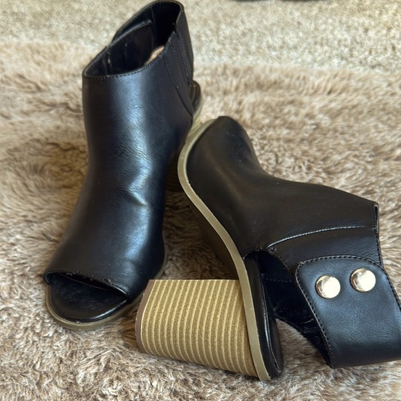 Madden Girl Peep-Toe Mules with Tan Block Heel - Picture 7 of 7